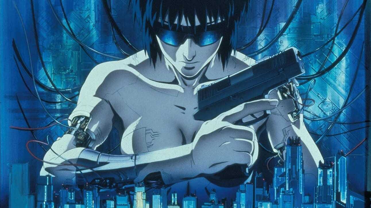 Una figura femenina cibernética con gafas oscuras sostiene una pistola, rodeada de cables y tecnología futurista. El fondo azul muestra una ciudad futurista con un diseño cibernético, representando un entorno de ciencia ficción.